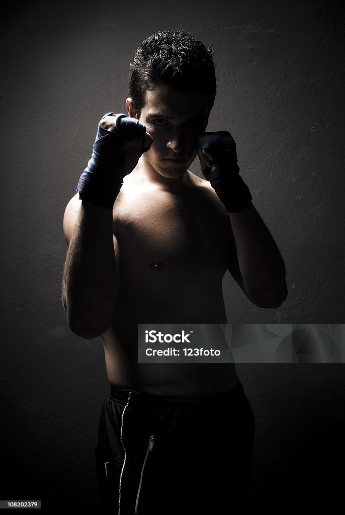 Sin camisa joven boxeador macho con retención Fists - Foto de stock de Actividades y técnicas de relajación libre de derechos