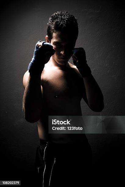 Sin Camisa Joven Boxeador Macho Con Retención Fists Foto de stock y más banco de imágenes de Actividades y técnicas de relajación