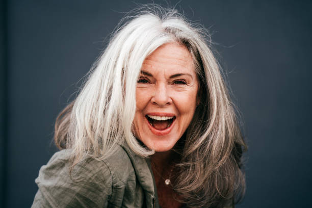 retrato de mulher de enieur positivo em seus 60 anos - cabelo grisalho - fotografias e filmes do acervo