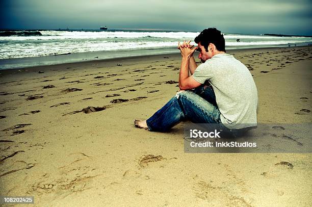 Oração Na Praia - Fotografias de stock e mais imagens de Praia - Praia, Pegada, Tristeza