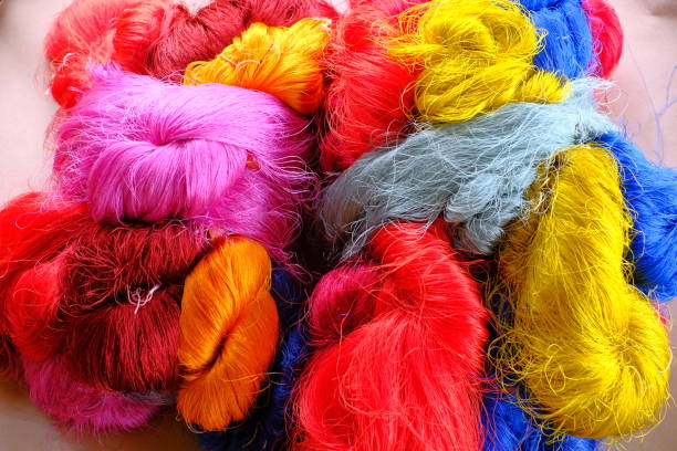 a fibra de seda colorida - colors order wool thread - fotografias e filmes do acervo