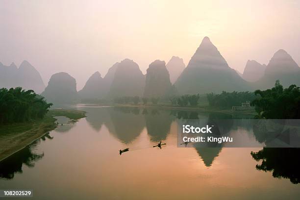 Yangshuo Rio Li Ao Amanhecer - Fotografias de stock e mais imagens de Amanhecer - Amanhecer, Ao Ar Livre, Beleza natural