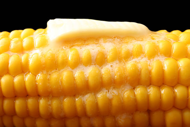 masło warstwy stopić się na gorące kukurydza, - corn on the cob corn cooked boiled zdjęcia i obrazy z banku zdjęć
