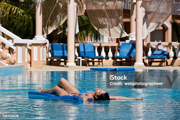 Photo libre de droit de Divertissement À La Piscine banque d'images et plus d'images libres de droit de Seulement des hommes - Seulement des hommes, Adulte, Allongé sur le dos