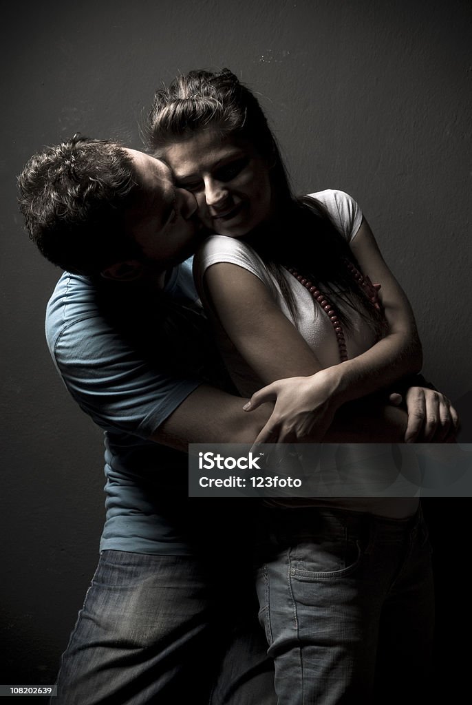 男性の保持とキスで幸せな若い女性の頬 - 20代のロイヤリティフリーストックフォト