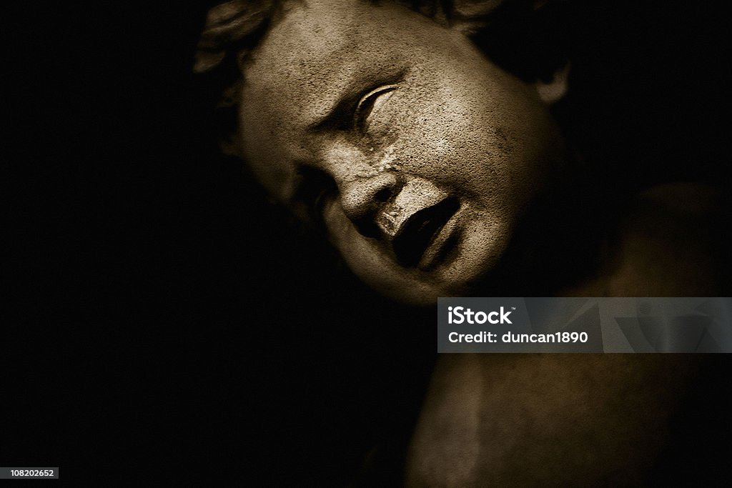 Portrait de pleurer Stone enfant Statue, faible clé - Photo de Statue libre de droits