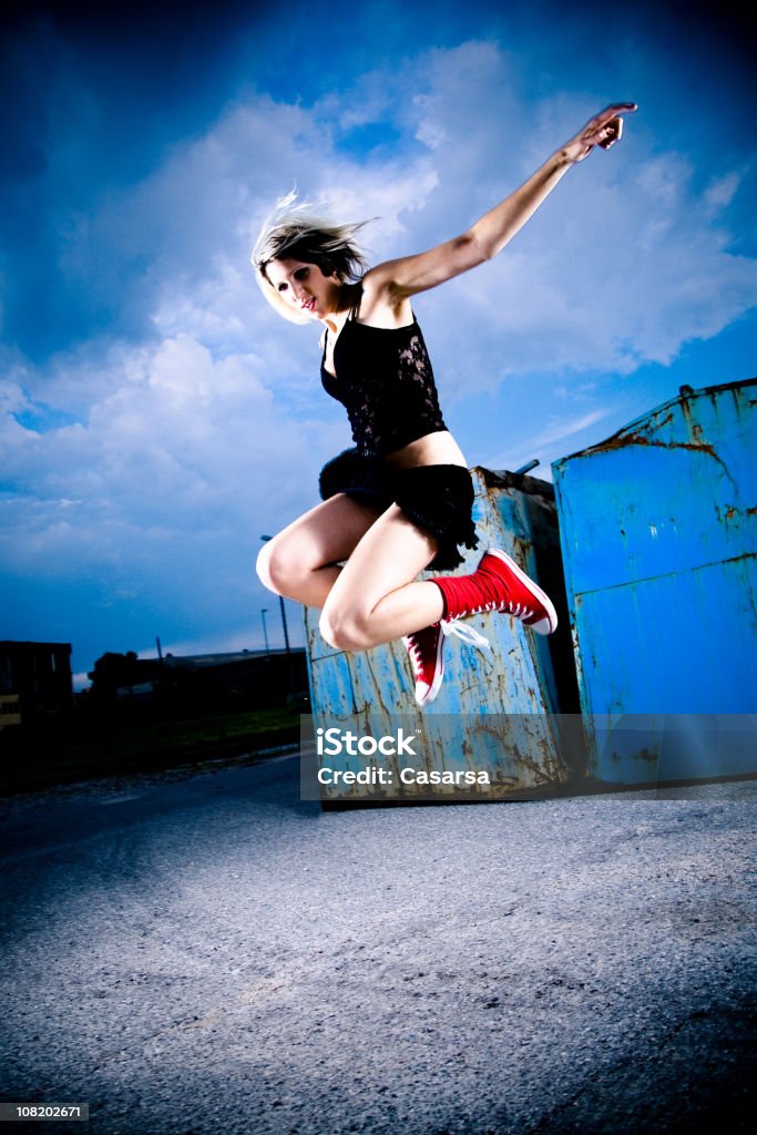 Jovem mulher de salto alto no ar - Foto de stock de 20-24 Anos royalty-free