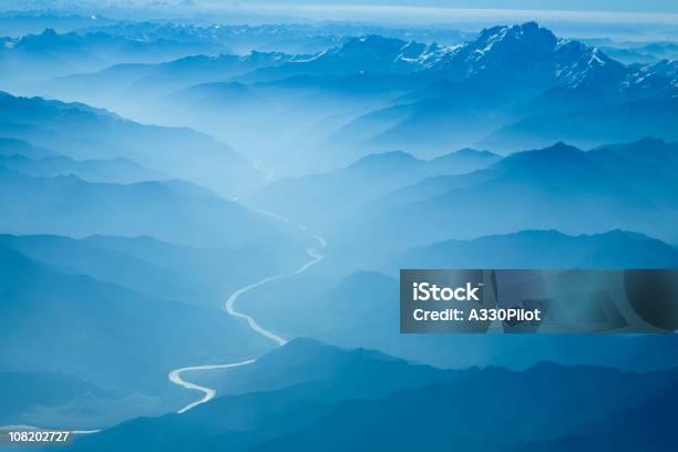 Luftbild Der River Sich Durch Foggy Himalyan Mountains Stockfoto und mehr Bilder von Asien