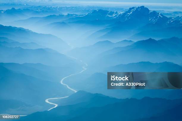 Photo libre de droit de Vue Aérienne De La Rivière Qui Serpente Dans Les Montagnes Brumeuses Himalyan banque d'images et plus d'images libres de droit de Asie