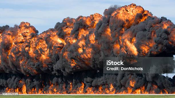 Сильнейшего Взрыва И Огненный Шар — стоковые фотографии и другие картинки Большой - Большой, Взрывающийся, Огонь