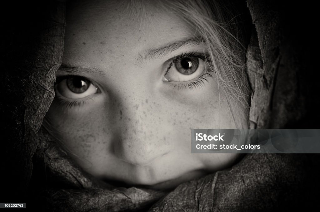 Портрет маленькая девочка в шаль, черный и белый - Стоковые фото 6-7 лет роялти-фри