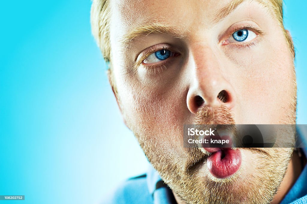 Mężczyzna dokonywanie Rybie usta usta - Zbiór zdjęć royalty-free (Barwne tło)