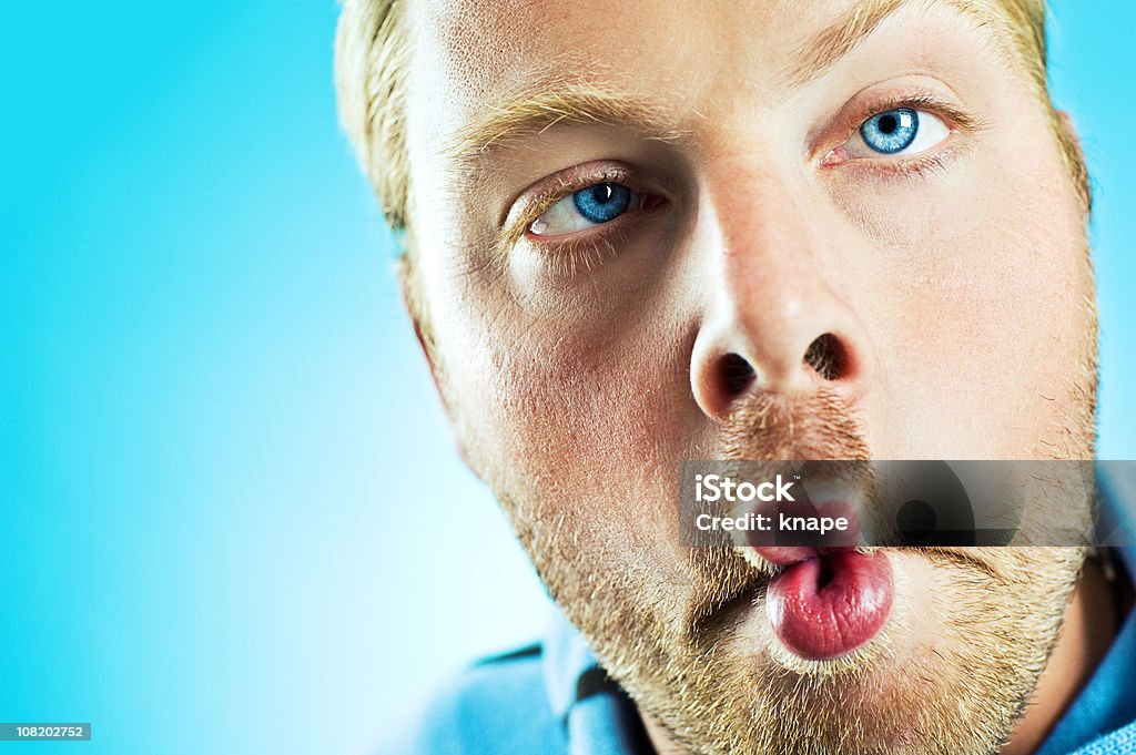 Homem fazendo peixe boca com os lábios - Foto de stock de Azul royalty-free