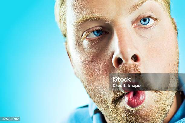 Foto de Homem Fazendo Peixe Boca Com Os Lábios e mais fotos de stock de Azul - Azul, Barba por Fazer, Divertimento