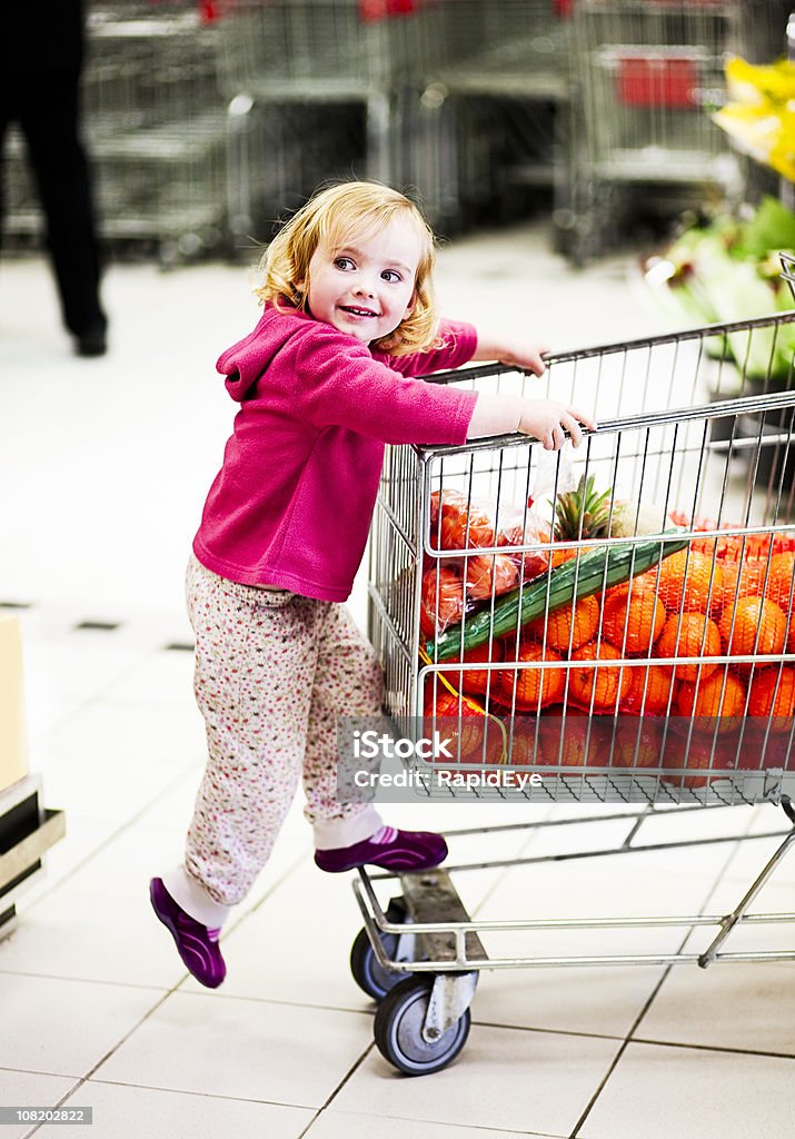 Dziecko w supermarkecie - Zbiór zdjęć royalty-free (Supermarket)