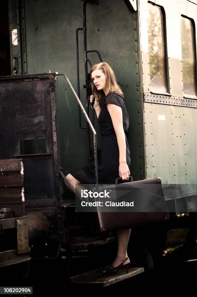 Photo libre de droit de Rétro Femme En Train Dembarquement Et De Transport De Bagages banque d'images et plus d'images libres de droit de Train