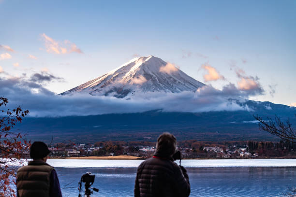 da vicino il monte fuji dal lato del lago kawaguchi, vista sul monte fuji dal lago - location shot foto e immagini stock