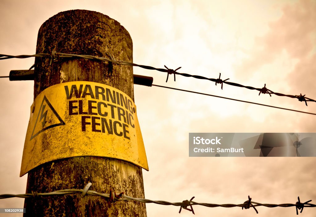 警告-Electric フェンス。 - 柵のロイヤリティフリーストックフォト