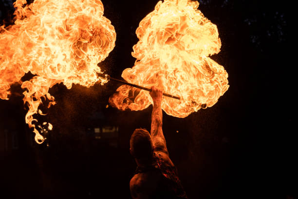 artista del fuego - fire eater fire performance circus performer fotografías e imágenes de stock