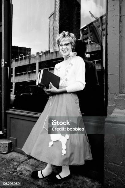 Mujer Joven Usando Falda Del Caniche Y Sujeta Libros Foto de stock y más banco de imágenes de Falda del caniche