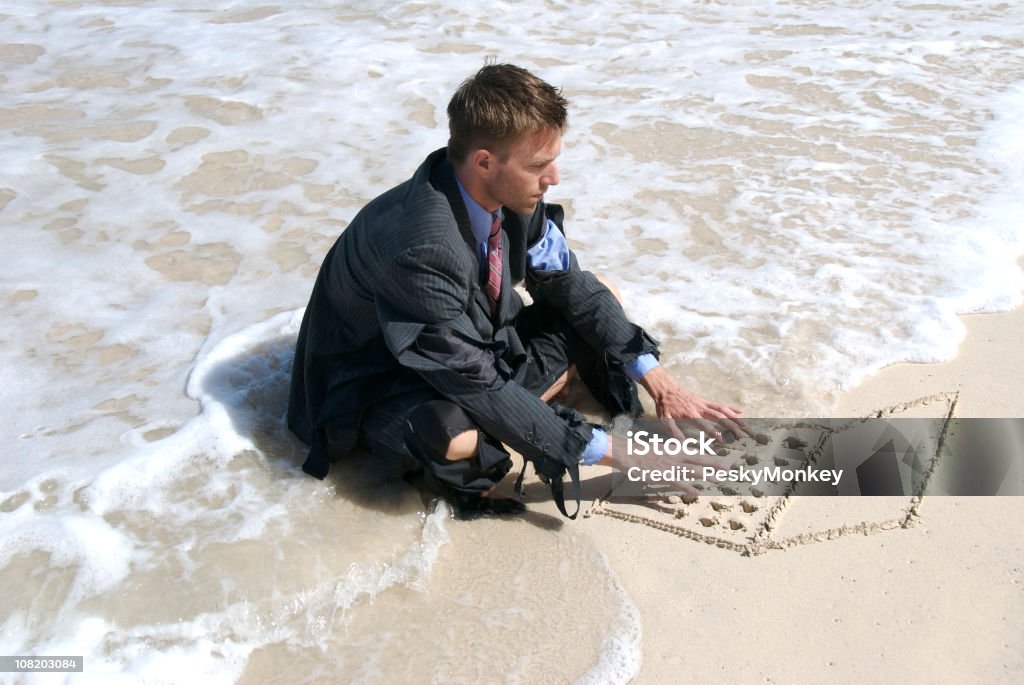 Naufrago Uomo d'affari utilizzando il computer portatile di sabbia prelevato - Foto stock royalty-free di Lavorare