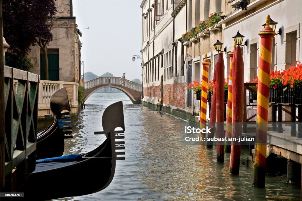 Porträt-Kanal in Venedig mit Gondeln, Brücke und Stab - Lizenzfrei Blume Stock-Foto