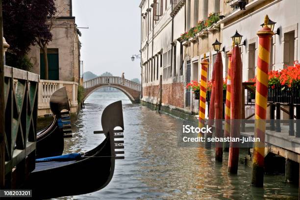 Porträtkanal In Venedig Mit Gondeln Brücke Und Stab Stockfoto und mehr Bilder von Blume