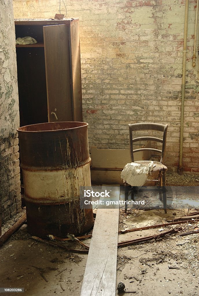 Opuszczony, stare krzesło i Baryłka - Zbiór zdjęć royalty-free (Baryłka ropy naftowej)