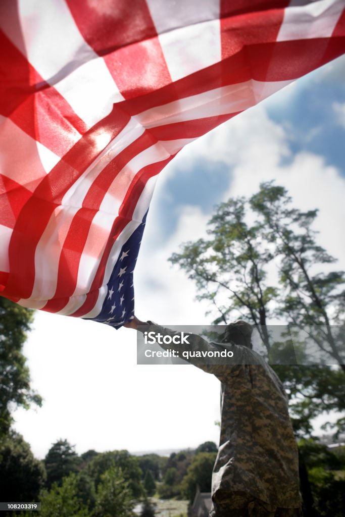 Soldat winkt amerikanische Flagge hinter ihm, Textfreiraum - Lizenzfrei Veteran Stock-Foto