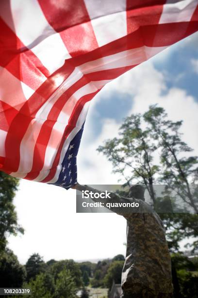 Soldat Winkt Amerikanische Flagge Hinter Ihm Textfreiraum Stockfoto und mehr Bilder von Veteran