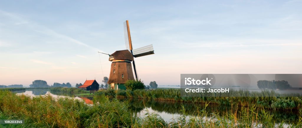 Holländische Windmühle auf Kanal - Lizenzfrei Abenddämmerung Stock-Foto