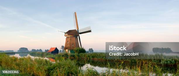 Moinho De Vento Ao Longo Do Canal Holandês - Fotografias de stock e mais imagens de Agricultura - Agricultura, Anoitecer, Ao Ar Livre