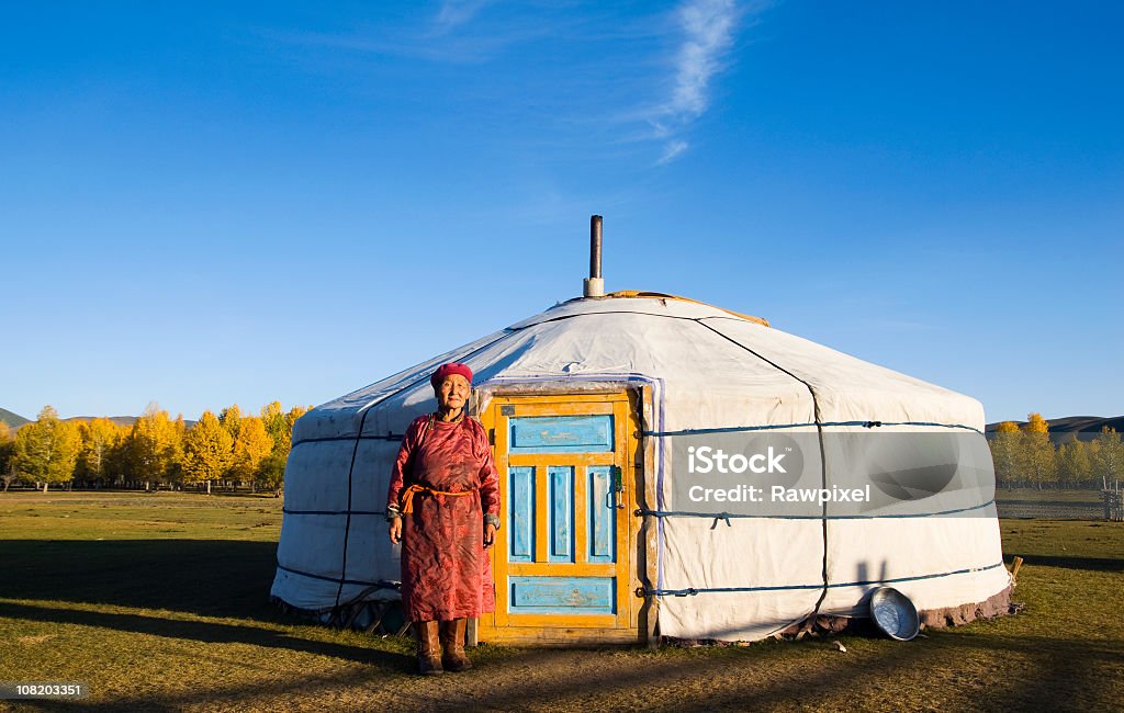 Nomades mongols femme devant Yourte - Photo de Mongolie indépendante libre de droits