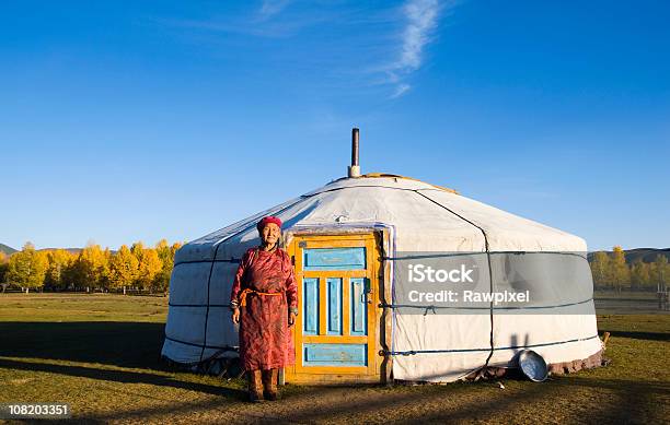 Nomadic Монгольского Женщина Перед Юрта — стоковые фотографии и другие картинки Внутренняя Монголия - Внутренняя Монголия, Монголия, Азия