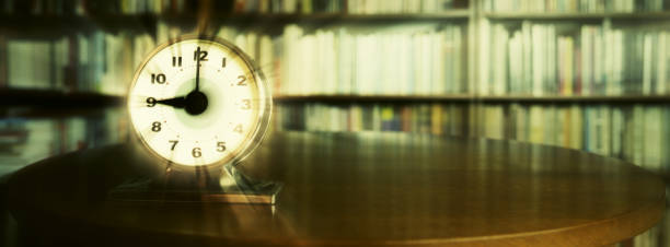 czas warp w bibliotece - table time clock clock face zdjęcia i obrazy z banku zdjęć
