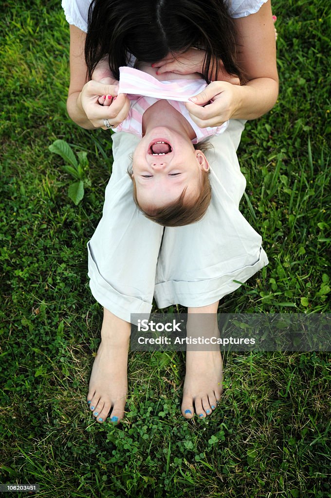 Ragazzina ridere mentre madre solletico suo - Foto stock royalty-free di 25-29 anni