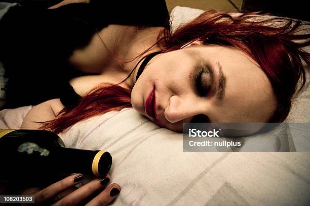 젊은 여자 라잉 침대 와인 한 병 포함 잠자기에 대한 스톡 사진 및 기타 이미지 - 잠자기, 침대, 사람들