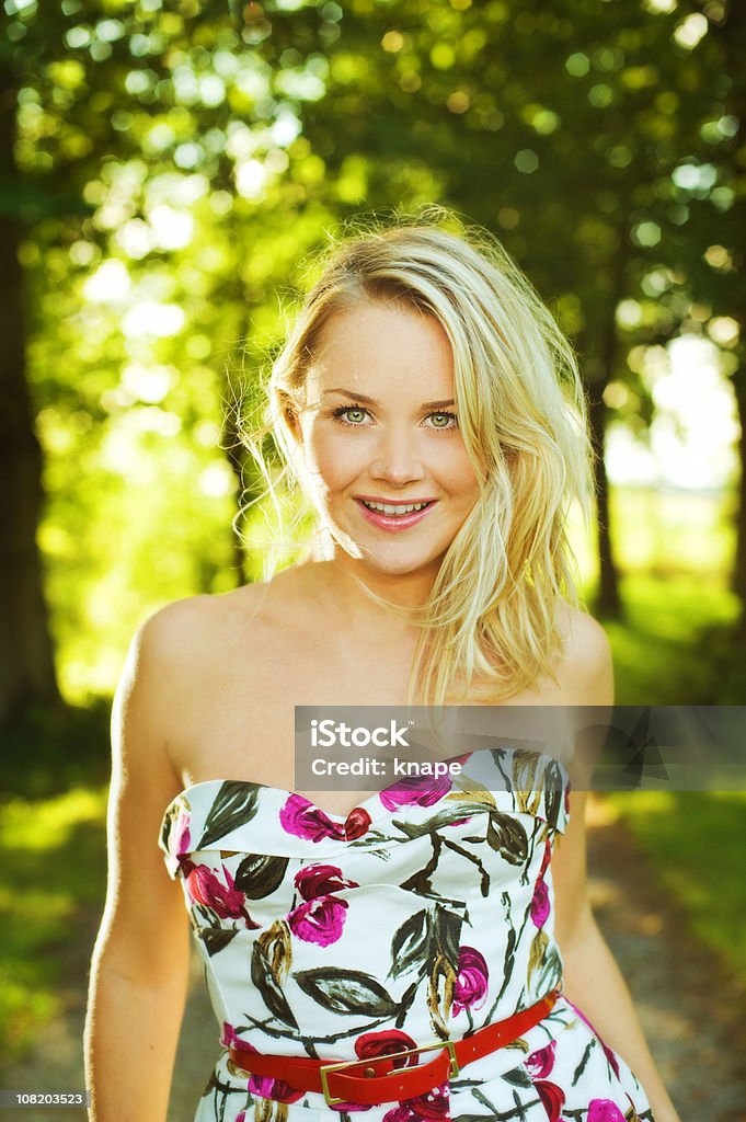 Hermosa mujer al aire libre - Foto de stock de Mujer bella libre de derechos