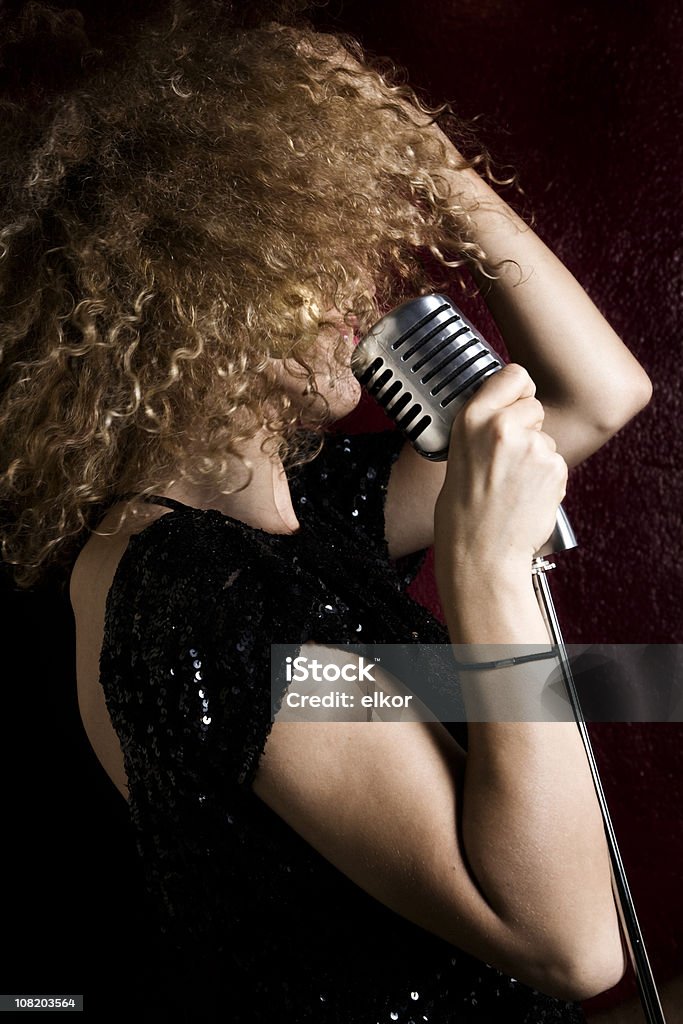 Портрет молодой женщины с Волнистые волосы, держа Микрофон - Стоковые фото В экстазе роялти-фри
