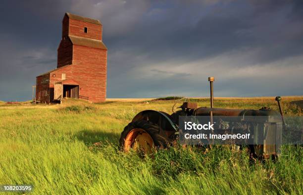 Old Traktor Und Getreideheber Auf Der Farm Stockfoto und mehr Bilder von Getreideheber - Getreideheber, Traktor, USA
