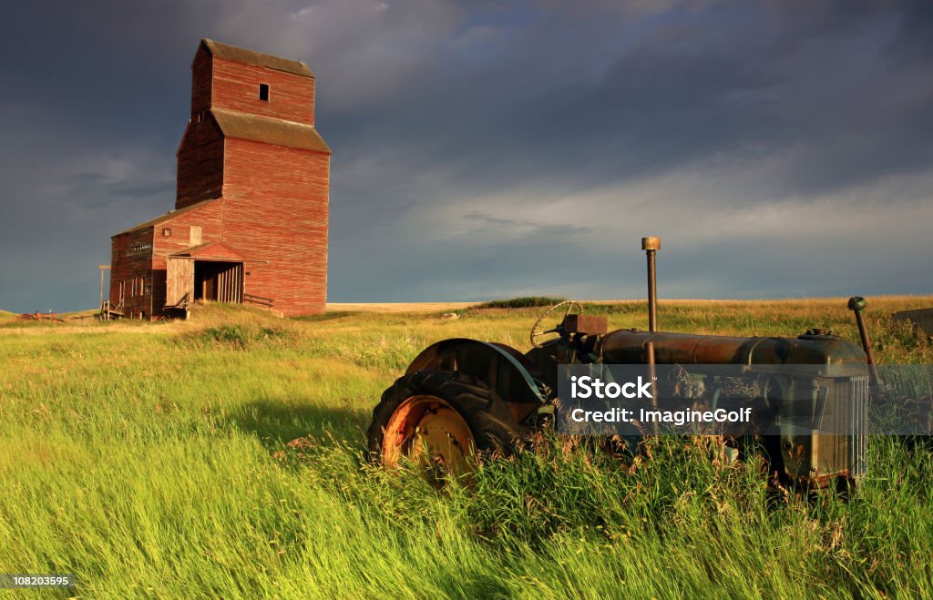 Velho trator e grãos de elevador em farm - Foto de stock de Silo - Depósito de Provisões royalty-free