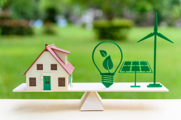 energia futura pulita / rinnovabile o alternativa per il concetto di vita moderna: modello di casa, lampadina con foglia verde, pannello solare, mulino eolico su scala di bilanciamento del legno, raffigura la consapevolezza dell'ambiente. - risparmio energetico foto e immagini stock