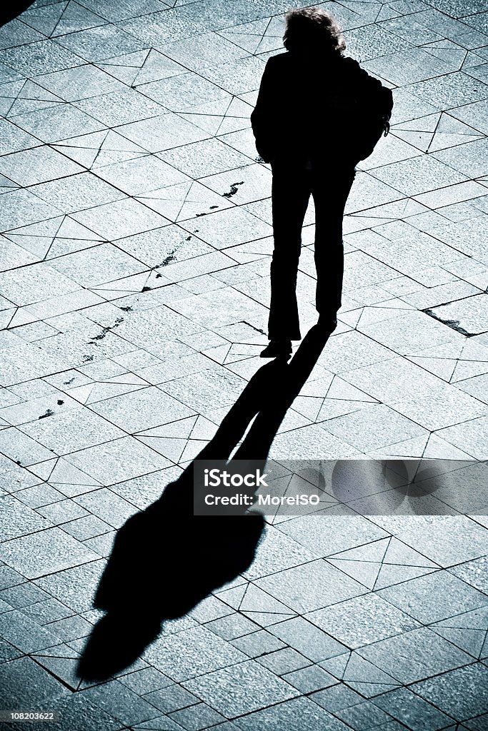 Silueta de mujer caminando en la puesta de sol - Foto de stock de Andar libre de derechos