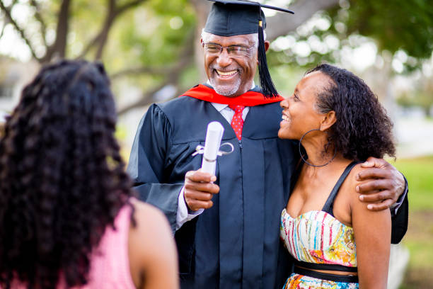 senior hombre negro en la graduación de hablar con su familia - old master fotografías e imágenes de stock