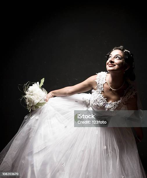 Foto de Noiva Com O Vestido De Casamento E Courtseying e mais fotos de stock de Fundo preto - Fundo preto, Noiva, Olhar para Cima
