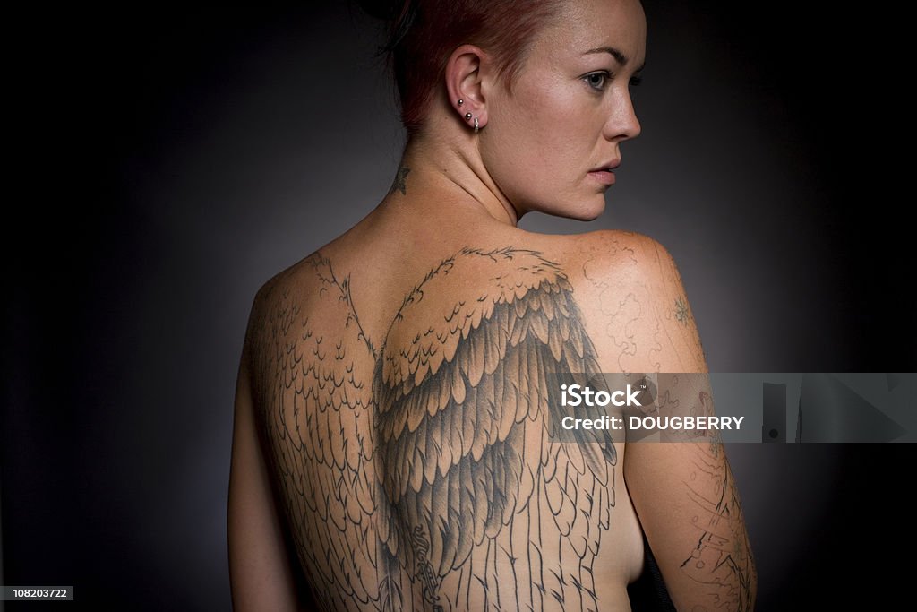 女性、大型のタトゥーに彼女のバック - タトゥーのロイヤリティフリーストックフォト