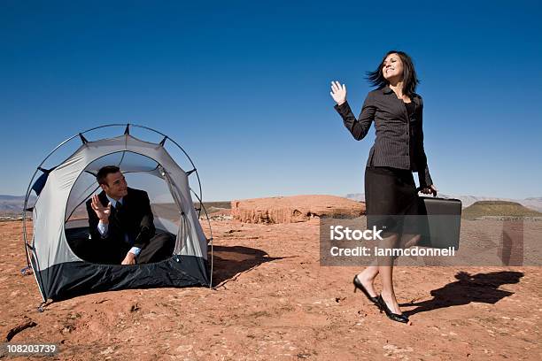 Empresaria Agitando Adiós De La Carpa Foto de stock y más banco de imágenes de Partida - Partida, Saludar con la mano, Negocio