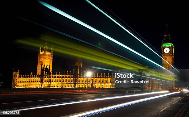 Photo libre de droit de Flou De Mouvement De Signalisation Près De Big Ben banque d'images et plus d'images libres de droit de Conduire - Conduire, Nuit, Royaume-Uni