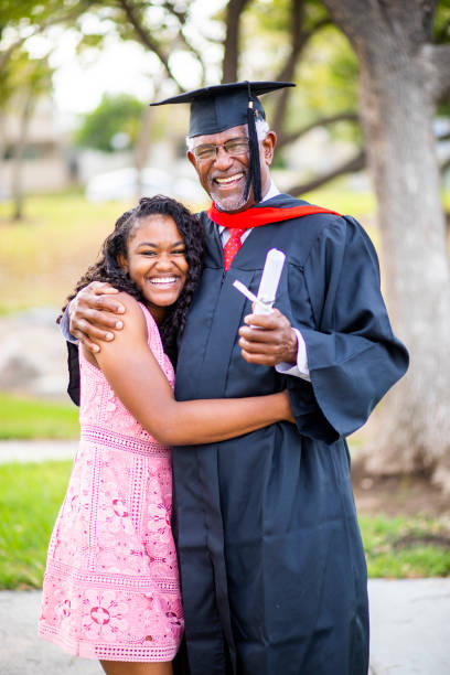 senior hombre negro en la graduación de su hija - old master fotografías e imágenes de stock