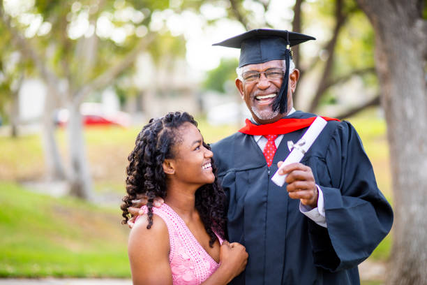 senior hombre negro en la graduación de su hija - old master fotografías e imágenes de stock